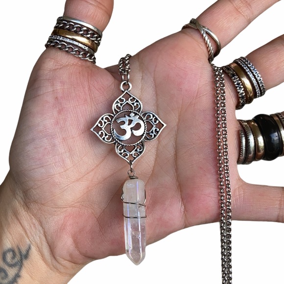 Om sign Mandala flower charm & aura crystal - Picture 9 of 13